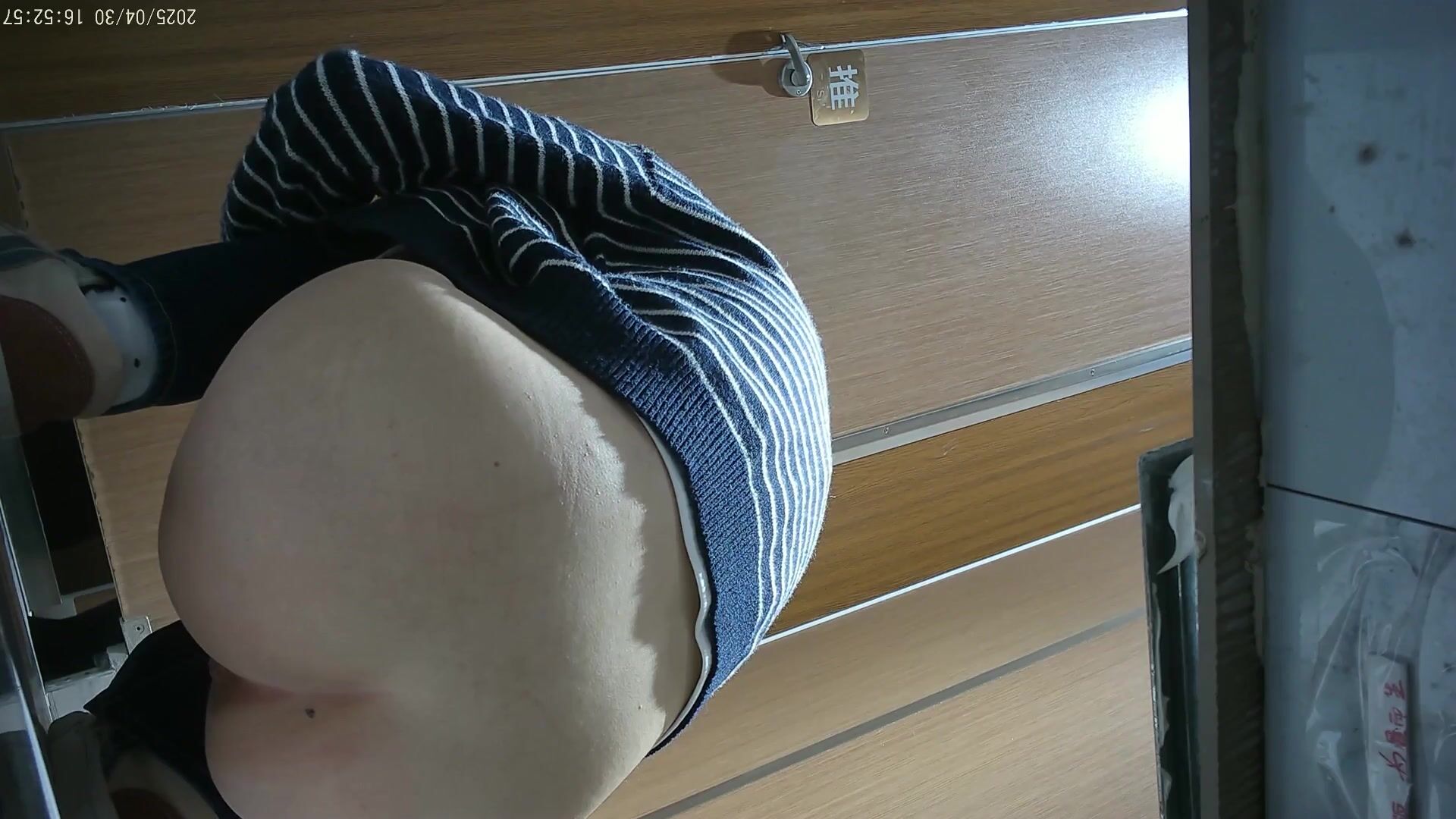 七月流出大神潛入高校女廁後拍學妹和老師尿尿黃包包妹子的性感蜜桃臀高畫質無水印原版