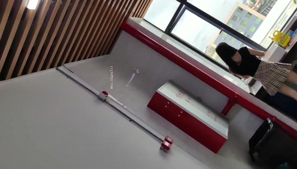 辦公樓女廁全景偷拍兩位美女同事的極品嫩鮑魚