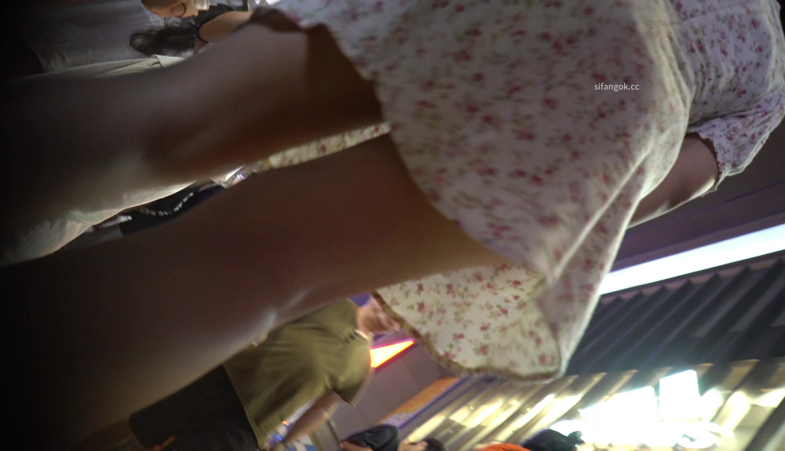 (空城原創)步行街一路跟蹤抄底兩位美女一位皮裙淡白內一位花裙白內 (2)
