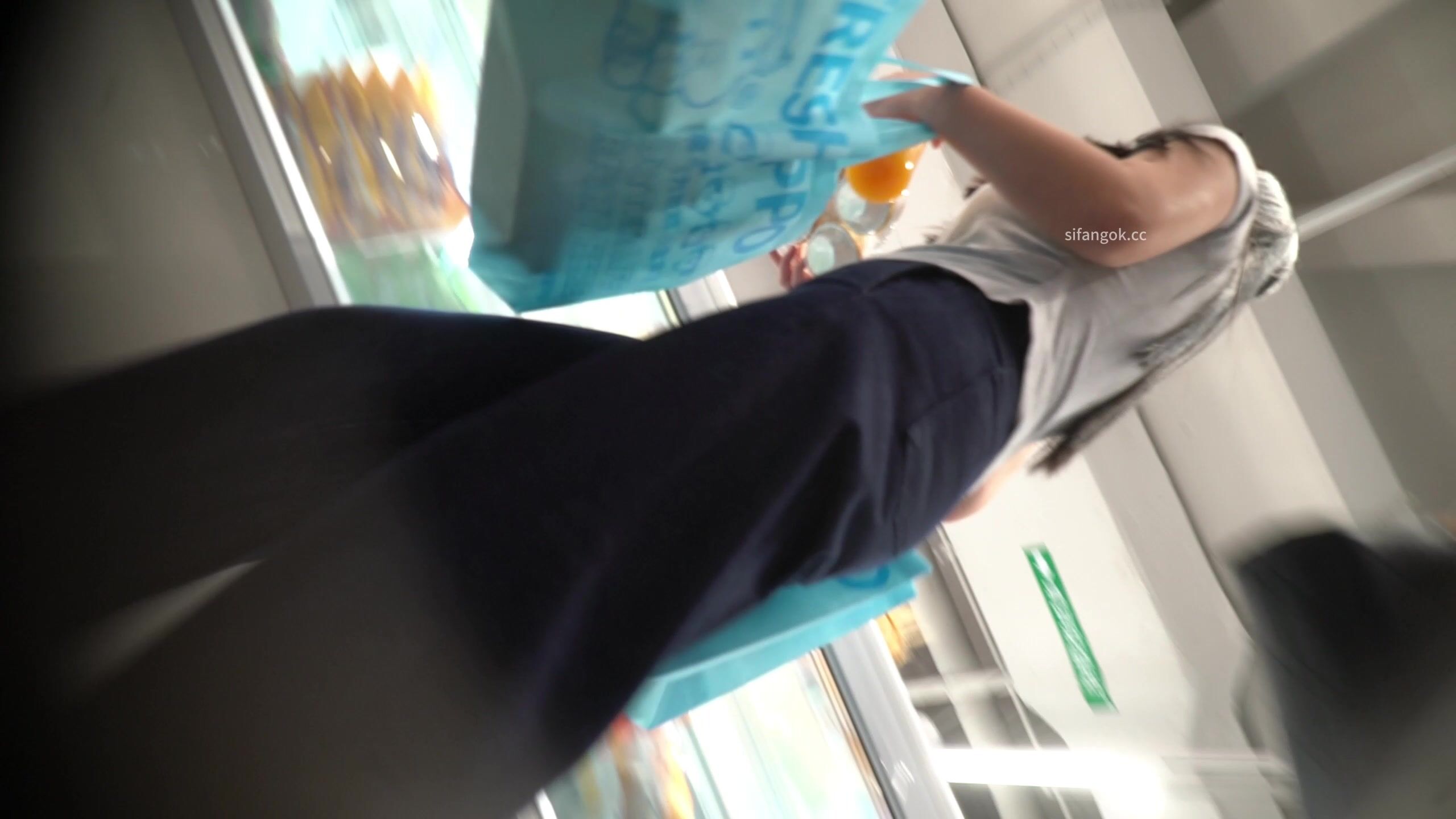 (空城原創)豹紋細跟長腿短裙小少婦逛超市性感長腿配上豹紋細跟鞋誘惑值拉滿了緊貼著收下少婦黑色窄內