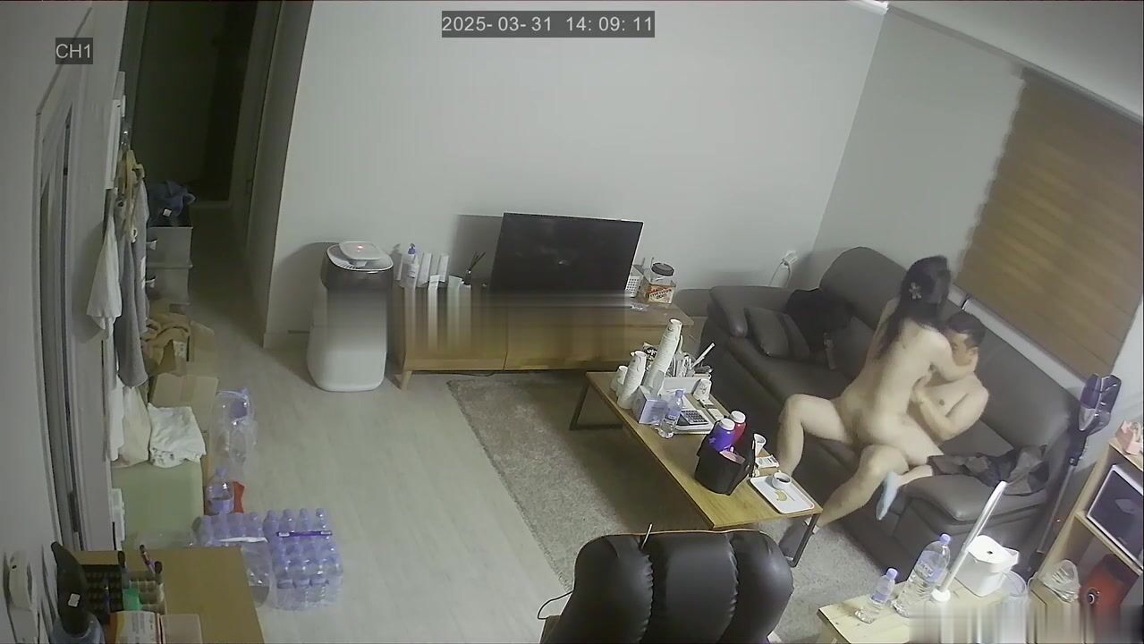 家庭臺偷拍 大叔出差回來等中午下班的媳婦回家迫不及待在沙發上來一炮洩洩火