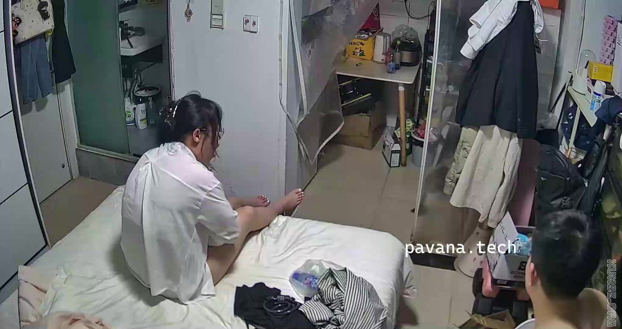 家庭臺偷拍 小夫妻的生活日常 平常回來小少婦就穿個內褲晃著奶子走動做事 兩人興起了就打一炮 (1)