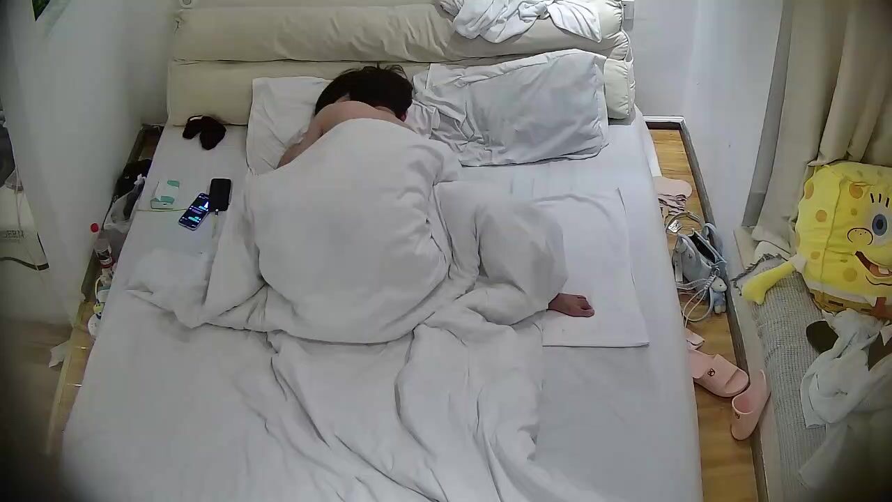 情趣酒店偷拍 男人關燈正搞到一半 把女人親戚搞出來了 床單全是血 趕緊清理掉吹乾 然後 他媽的繼續搞