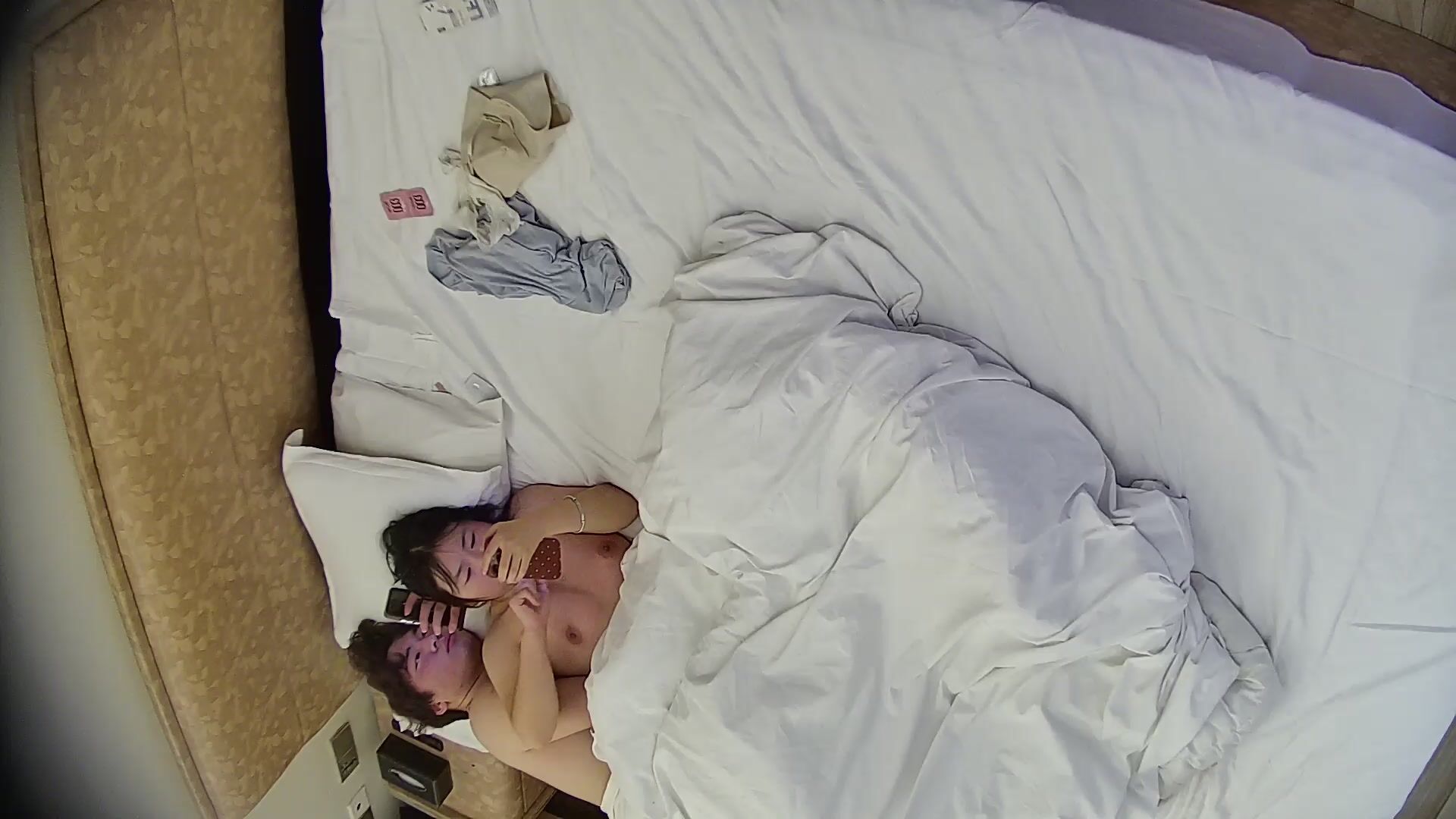 情趣酒店偷拍 上午入住的小嫩妹 清純的鄰家學妹被捲毛糟蹋了 床上床下 正面反面輪換著操 恨不得換我去上 (2)