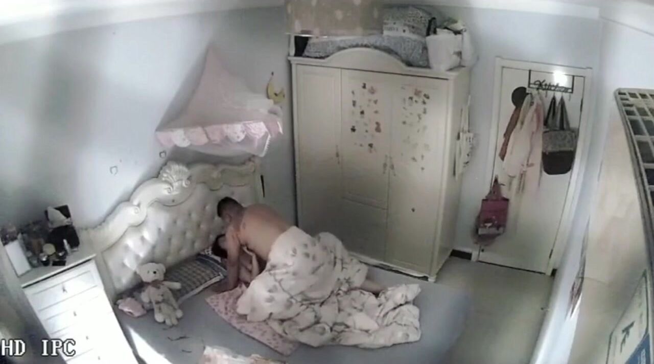 家庭臺偷拍 老公剛上班不久騷妻和領導大白天在家裡偷情無水印原版