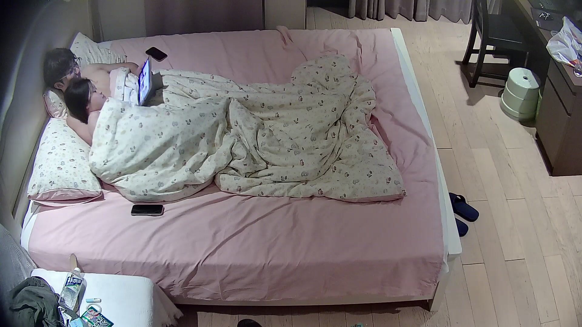 情趣酒店偷拍 漂亮的小美女被男友扛一條腿側面操 小美女這身體肯定能解鎖更多姿勢 普通姿勢都用完了 (1)