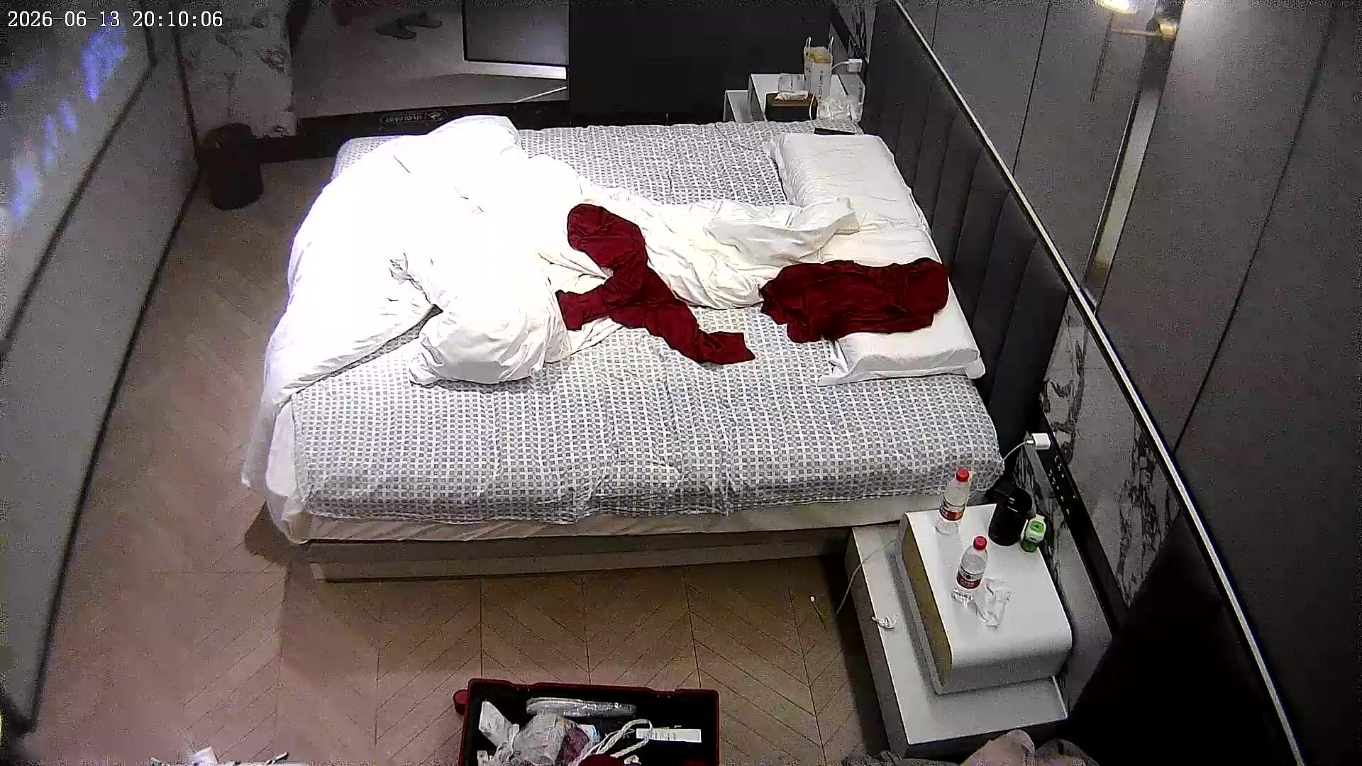 小夫妻開房 老婆脫光 老公也是無動於衷 老婆還挺主動的 (2)