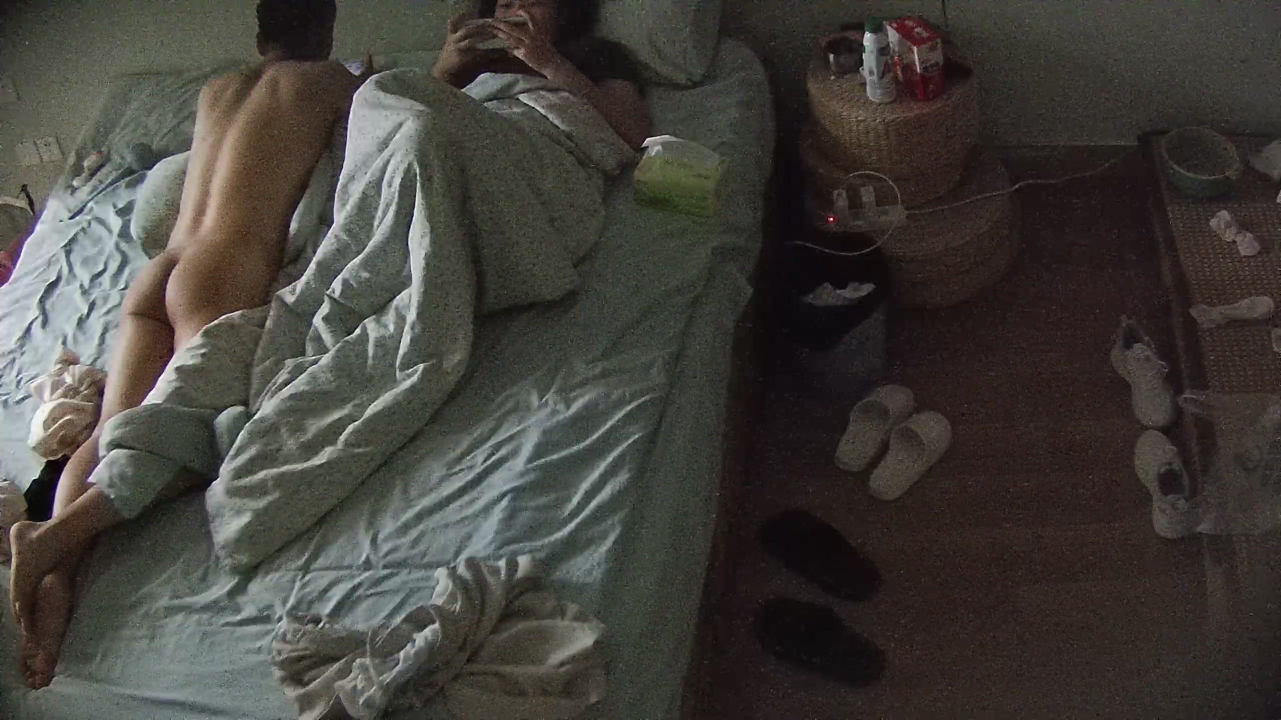 公寓酒店偷拍 大屁股少婦御姐又被男人騎在屁股上操了一炮 每次不是內射就是射在大屁股上 畫面好淫靡