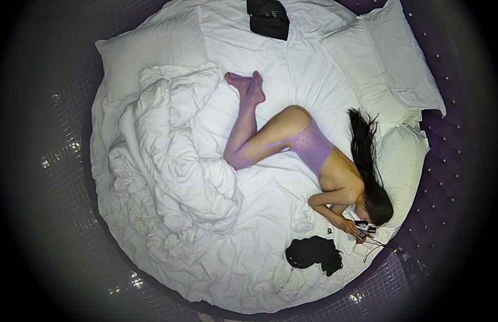 上帝視角偷拍❤️情趣圓床苗條美女穿上情趣內衣和眼鏡胖領導69做愛