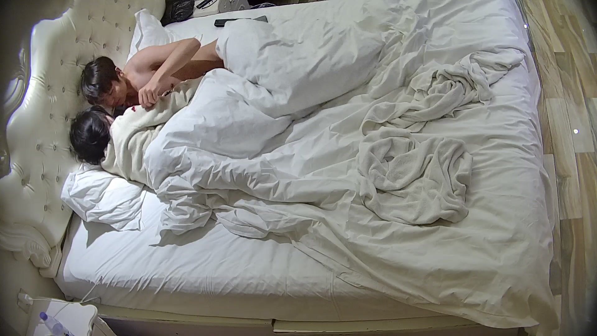 大學城偷拍 清純活潑的雙馬尾女生 讓男友掐著脖子狂又內射 又穿上情趣黑絲侍候男友 小屁股扭起來好誘人 (3)