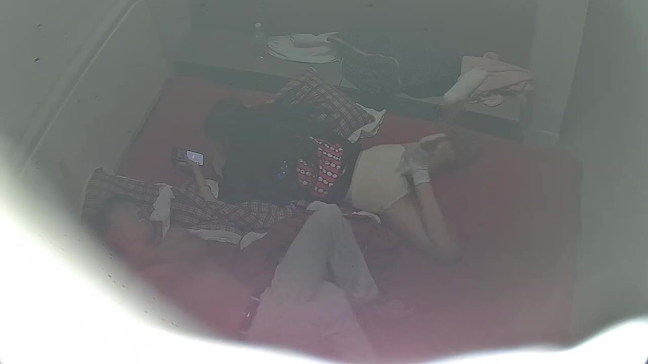 大學城偷拍 送逼上門的小美女跟男生出去玩了一天 晚上回來又被打一炮 離開回家男生都不送一下 渣男 (1)