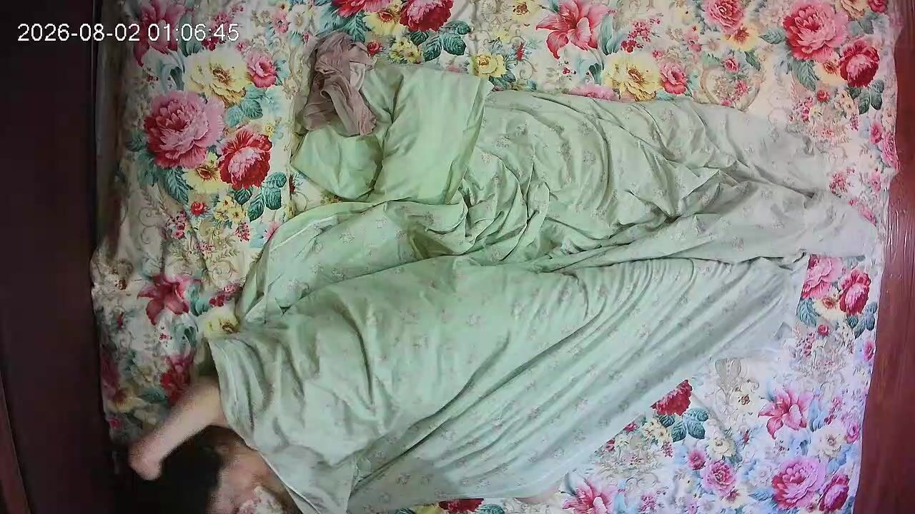 春宵閣偷拍 也不知道是不是自己媳婦兒 男人想操女人還不讓脫褲子 最後還是被強行插入 夾腰配合還讓內射