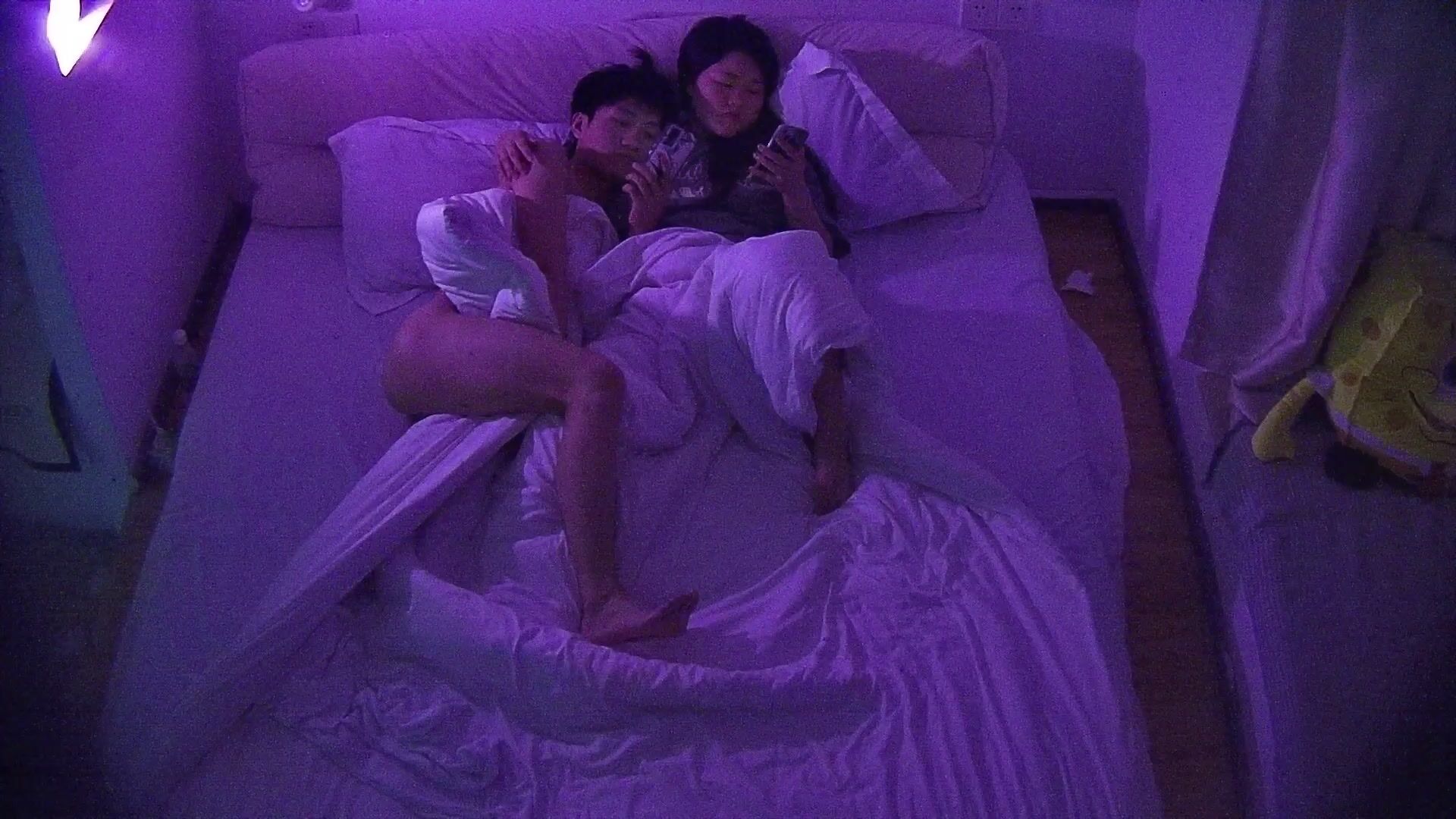 情趣酒店偷拍 非常清爽乾淨旺夫面相的女人  穿上情趣套時好反差 真是下得廚房 上得廳堂 搖得大床 (2)