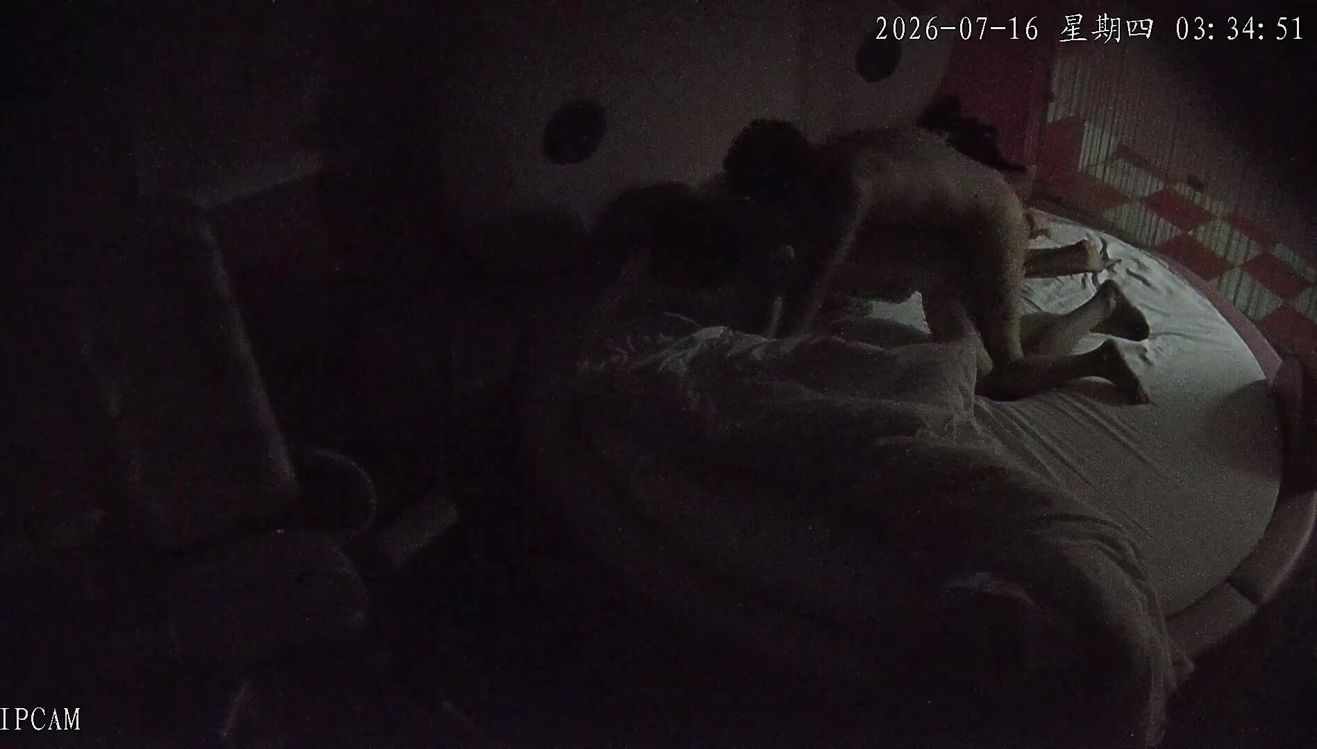 春宵閣偷拍 男人帶女人開個情趣炮房 玩得真是嗨 床上玩了還不夠 還要去床下抱起來操 把女人都搞累了