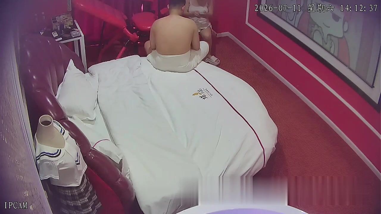 春宵閣偷拍 男人叫了個精神小妹來爽爽 小美女倒是挺嫩的 能玩得也開 但這男人屬實有點廢 就很尷尬呀 (1)