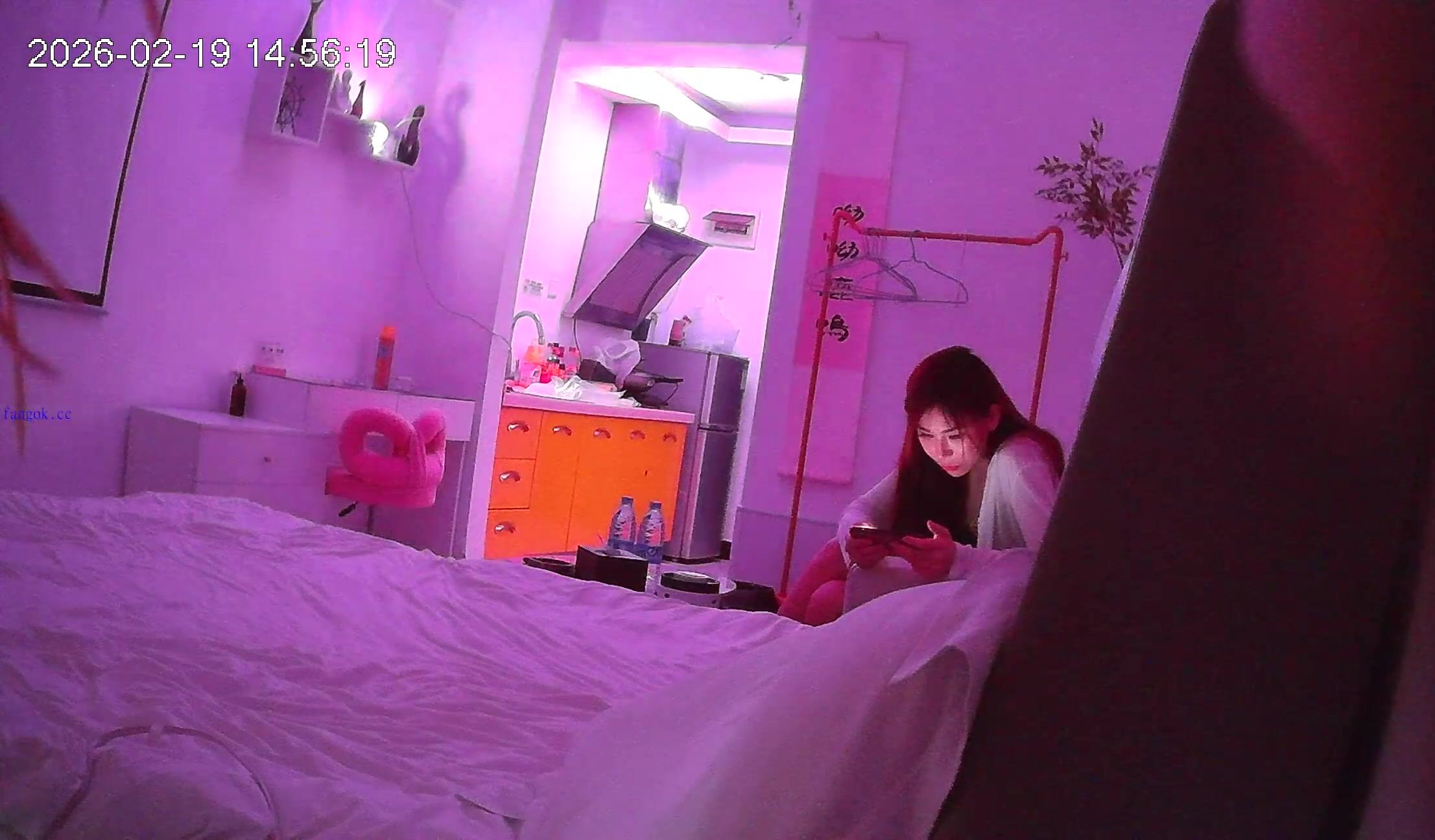 【公寓酒店偷拍】鐘點炮房偷拍情趣黑絲換裝賣淫女手機軟體約嫖客上門一天接好多客人日進斗金 (1)