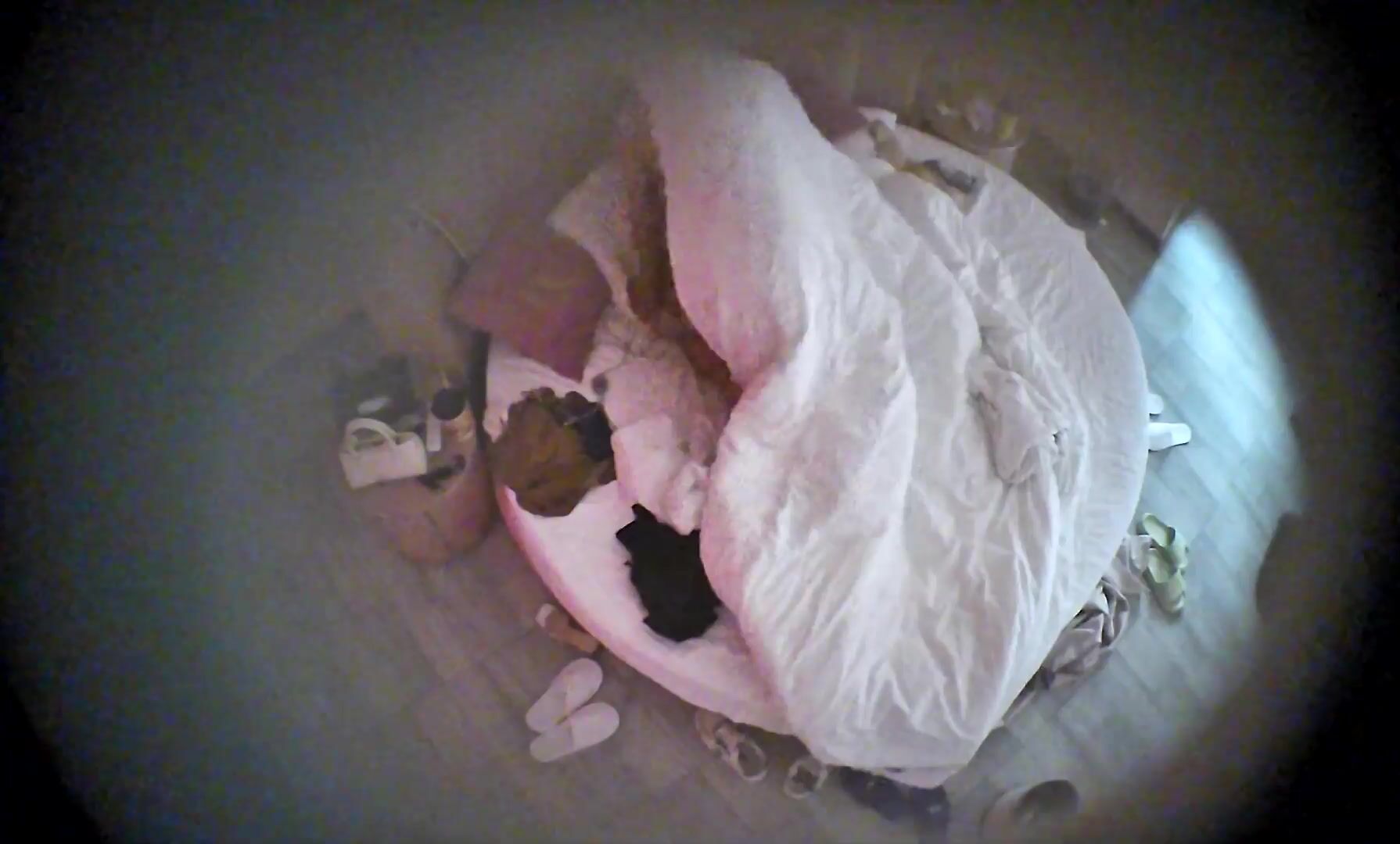 上帝視角偷拍 穿紫色內褲的少婦果然是悶騷型的 在男人身上聳動 可以內褲都不用脫 直接給男人搞投降 (3)