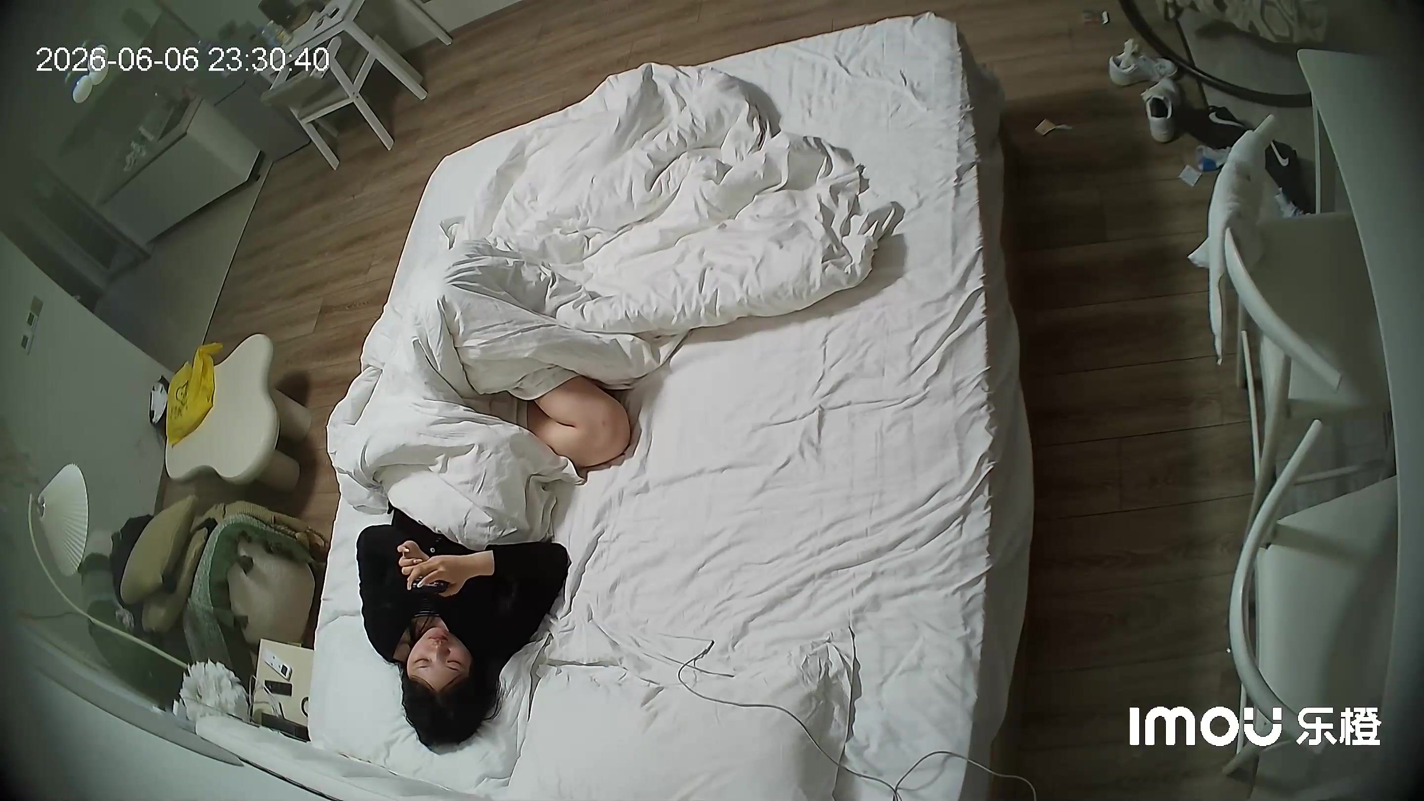 樂橙酒店偷拍❤️皮膚白皙小學妹~慾求不滿積極求操一炮不夠兩炮不嫌多被吵醒的男友暴力輸出草的嗷嗷叫