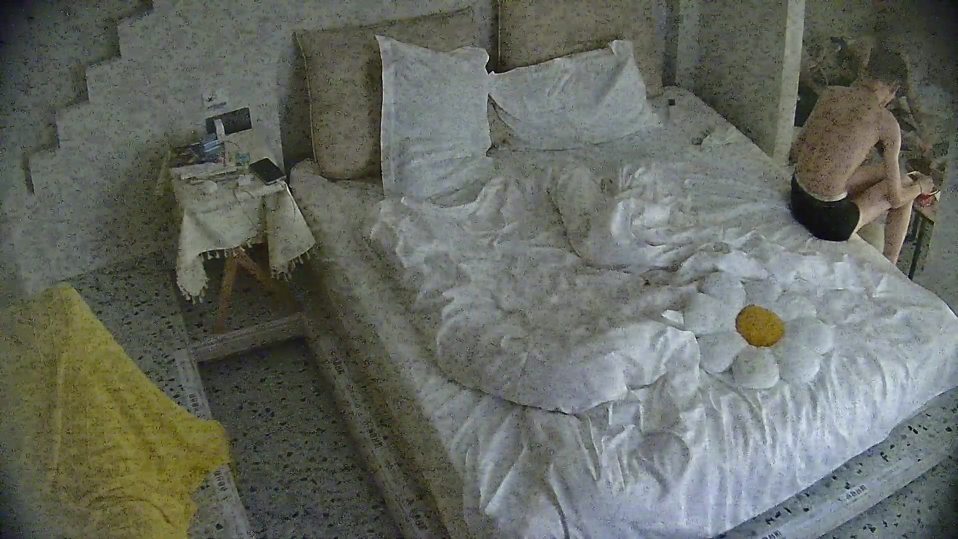 民宿酒店偷拍 清純漂亮的鄰家眼鏡小美女 深夜換上分斷式情趣內衣 全心配合 讓男友在身上玩得盡興 (1)