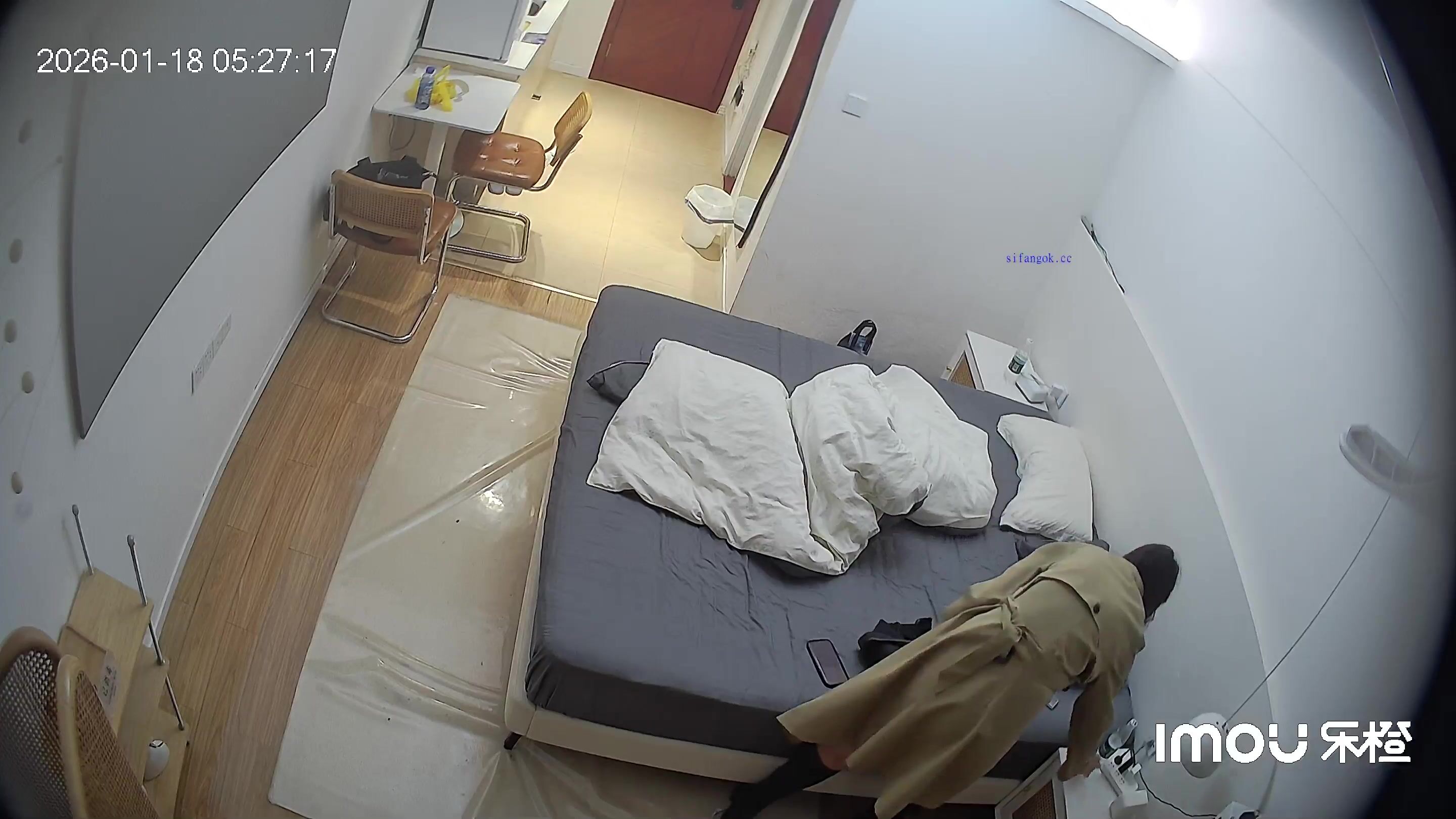 樂橙酒店偷拍 極品反差眼睛婊穿上高跟鞋翹臀誘惑拍照和男友每天瘋狂做愛 自拍呻吟給力 (1)