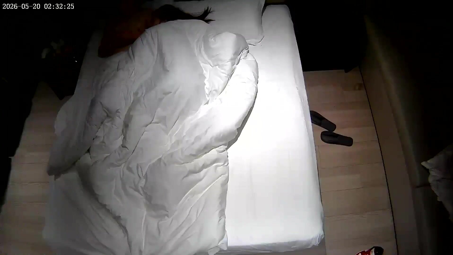 流出天眼酒店高畫質偷拍 溫柔黑長直妹子深夜入住被男友摸黑無套幹兩場