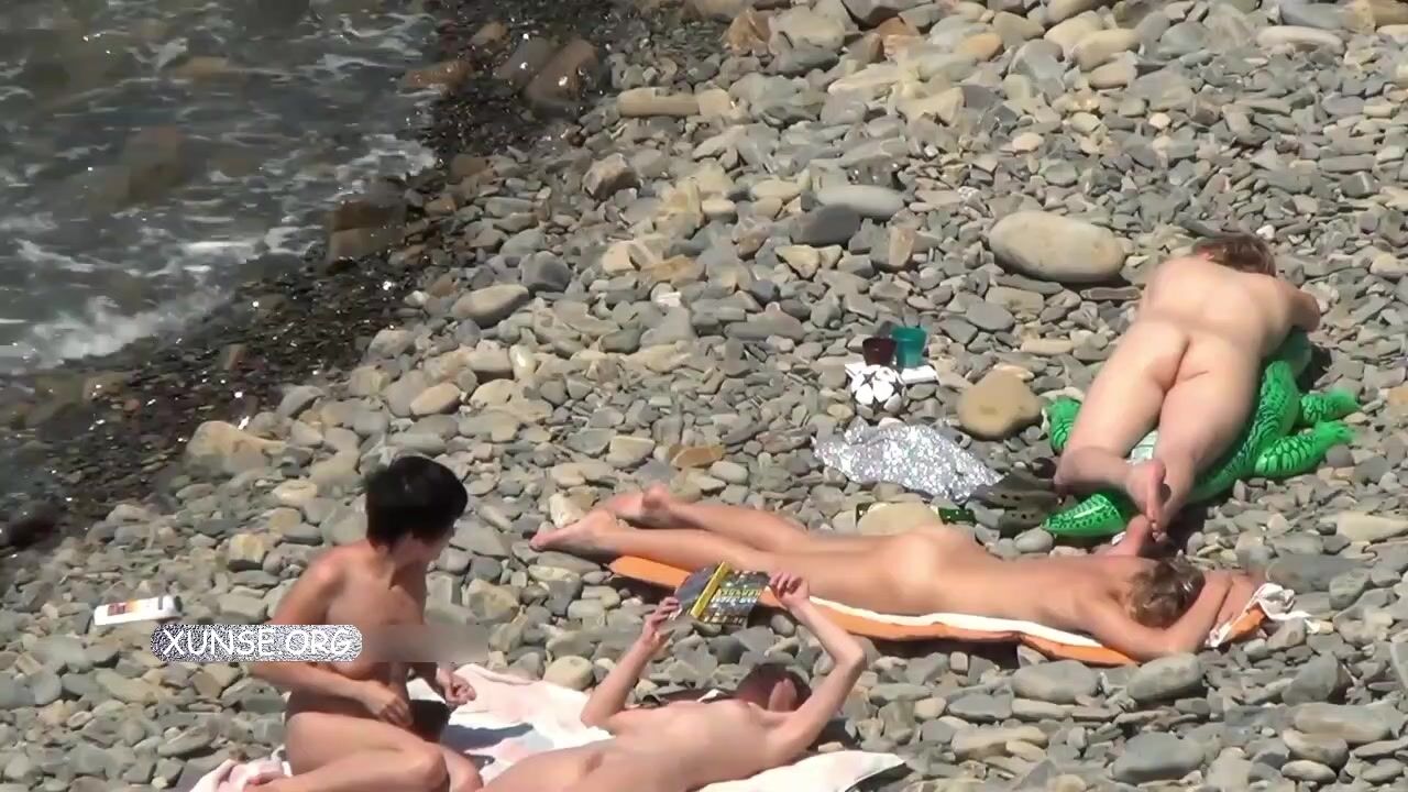 海灘偷拍 高畫質遠距離偷拍沙灘上的美女自由享受陽光浴 給大家來一波福利 一場視覺盛宴 高畫質拍逼 ③