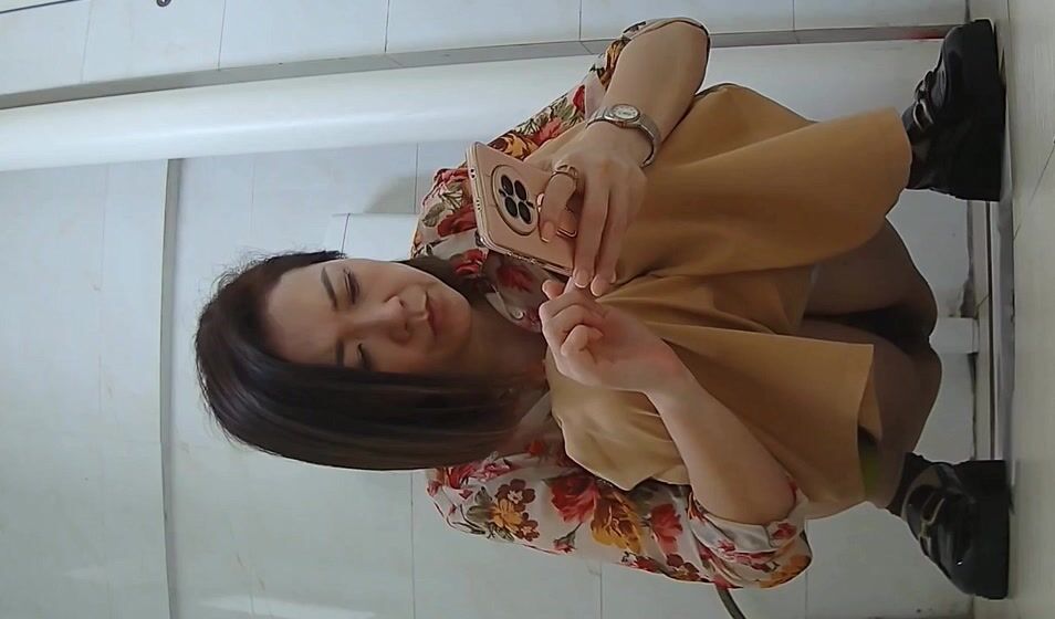 大神潛入辦公樓女廁全景偷拍兩位熟女同事肥美的小黑鮑魚