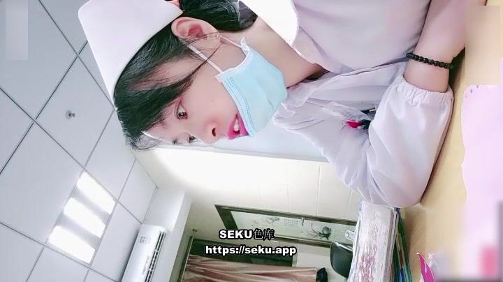 【醫院直播】值夜班的護士深夜下海直播，在醫院值班室開播自慰用玩具插菊花~1