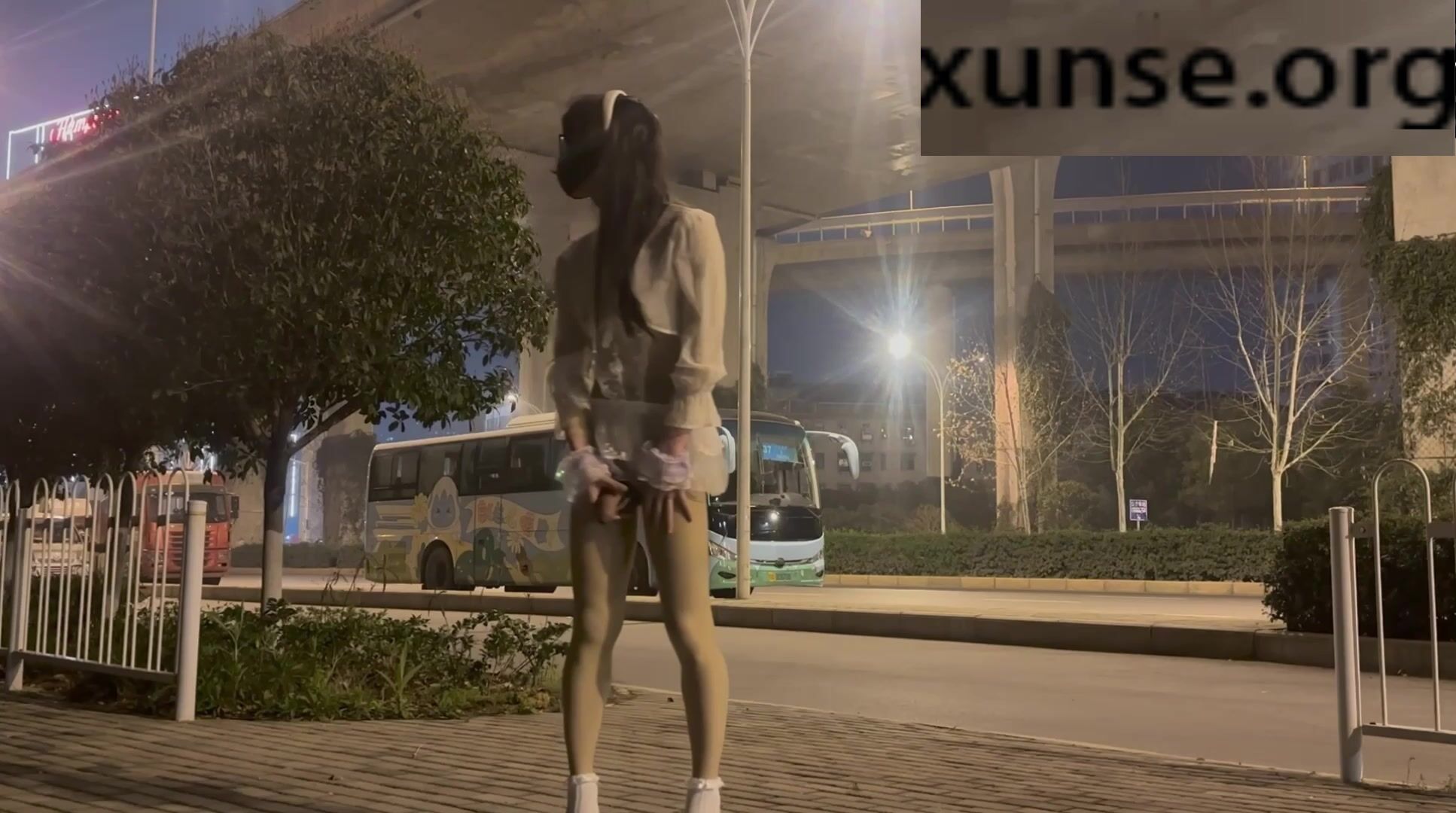 【TS偽娘】腿腿 - 情趣花嫁夜晚馬路中間刺激露出 勃起的大肉棒 面對車來車往擼莖 高潮寸止淫水不斷分泌 驚呆來往的人