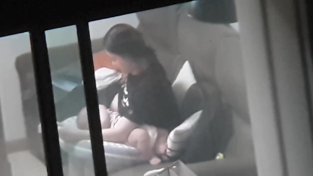 韓國監控流出，少婦生子後寂寞難耐邊看色片邊自慰摳鼻，爽完了直接餵奶！