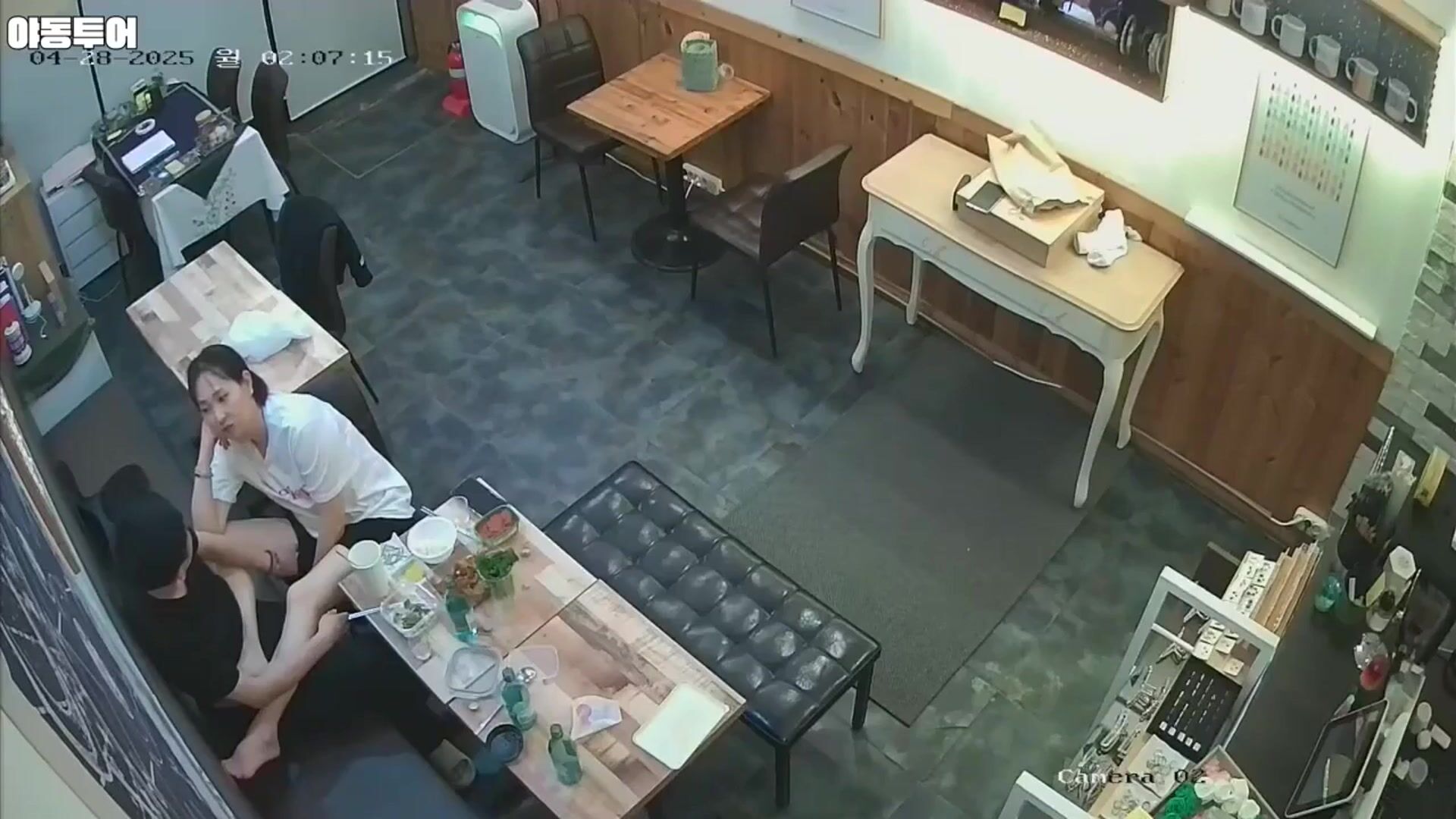 韓國咖啡店女主人與男友發生了性關係，晚上肏逼，白天肏逼，性慾來了就肏逼！