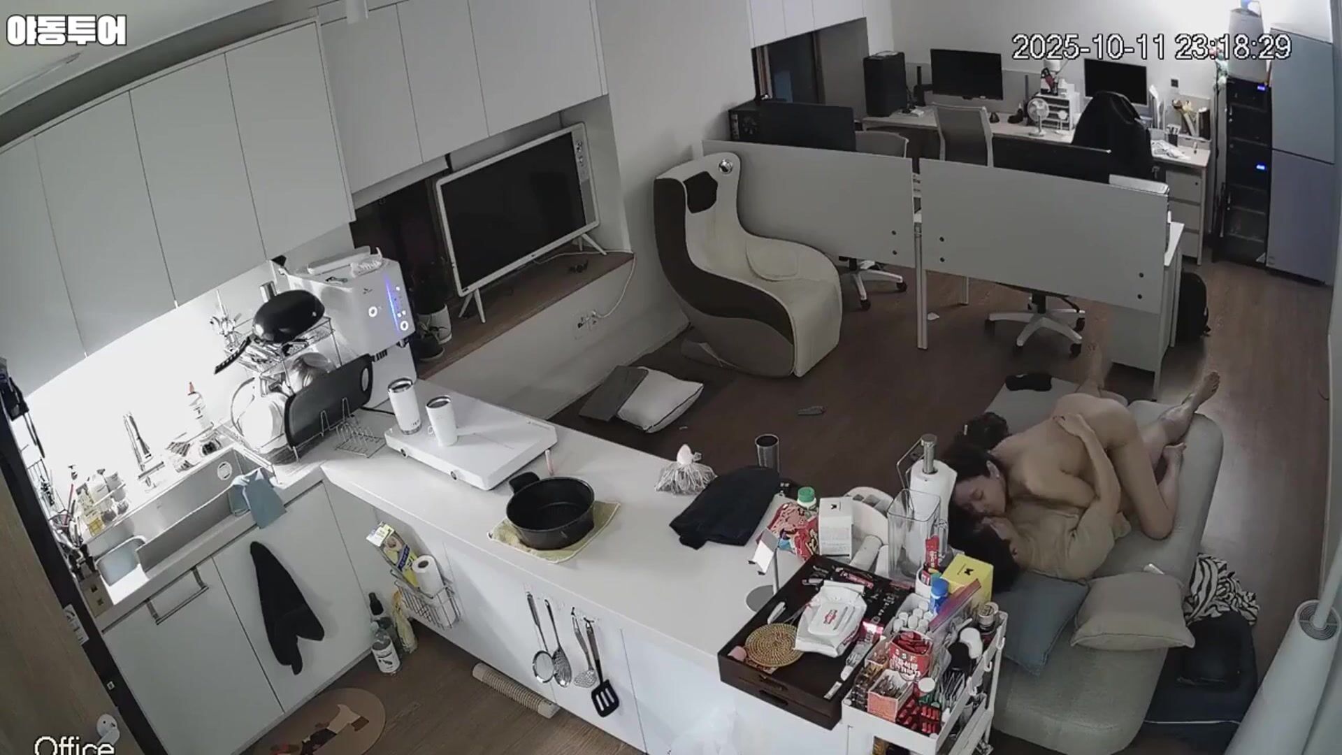 韓國監控流出，攝影棚老闆和性感女友發生了性關係。他開始激烈地行動，很快就求情了！