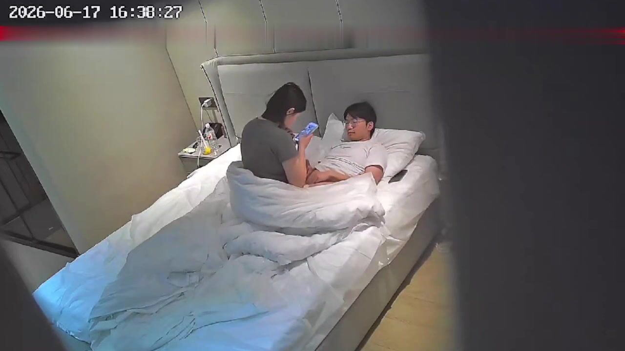 流出酒店偷拍 考完試放假的學生情侶廝混一塊玩手機累了打一炮
