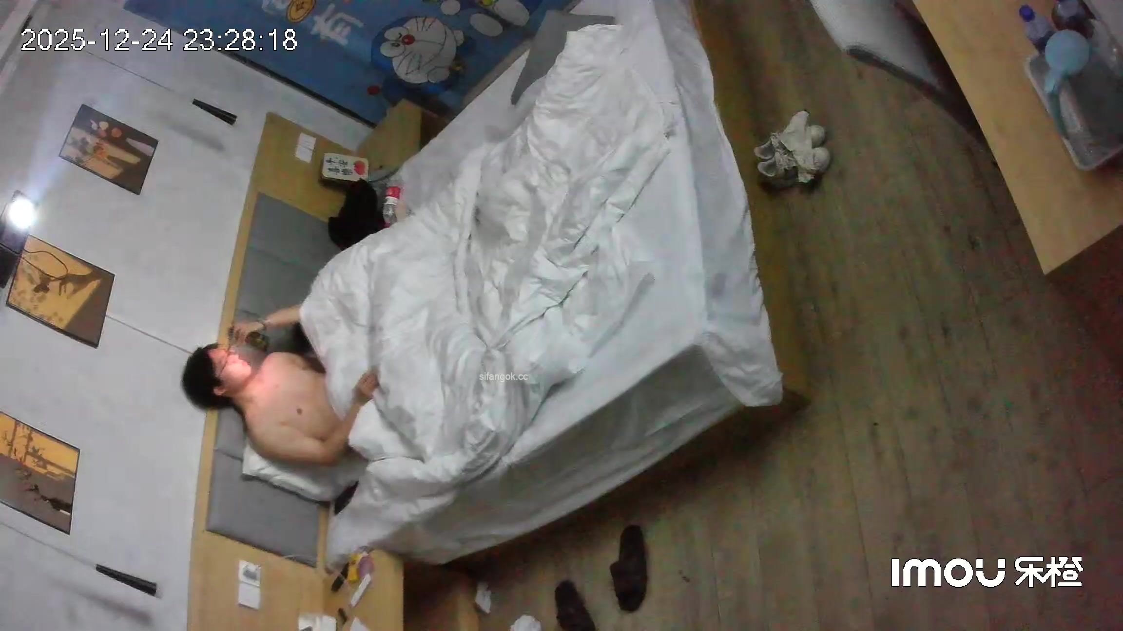 樂橙酒店偷拍年輕情侶高顏值大奶妹被男友抓著雙手雄鷹展翅後入