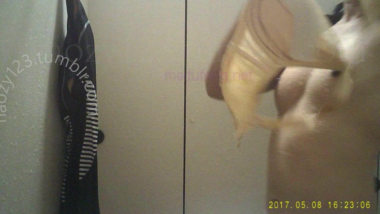 TW女生游泳課更衣室，波浪卷美人魚平面模特，胸部很平全靠海綿撐起來