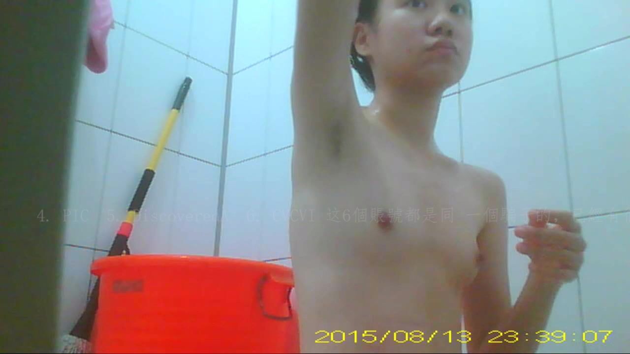 【洗浴偷拍】親戚家女兒參加考試在我家借宿住一晚，冰清玉潔的處子之身讓我大飽眼福
