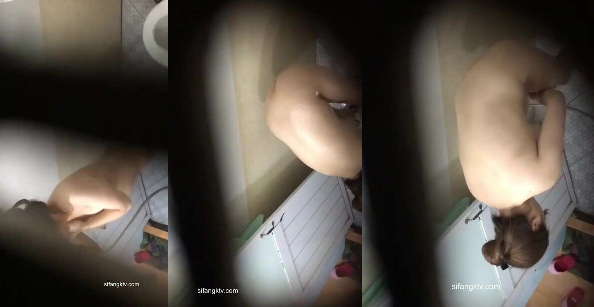 【洗澡】形影不離的兩姐妹一起洗澡看看誰的奶子大一些
