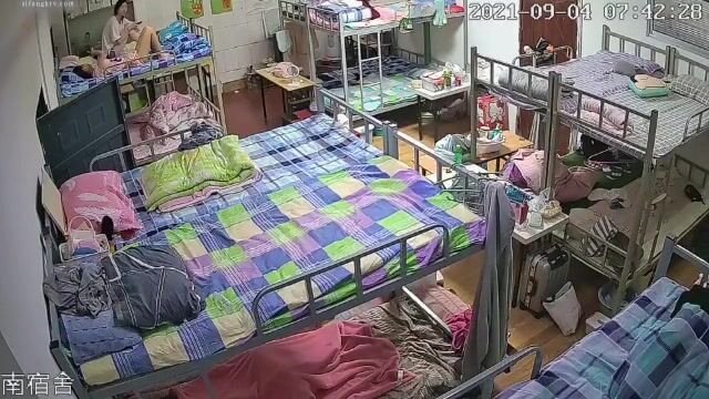 【破解攝像頭】各類家庭換衣女大學生宿舍日常生活7V (4)