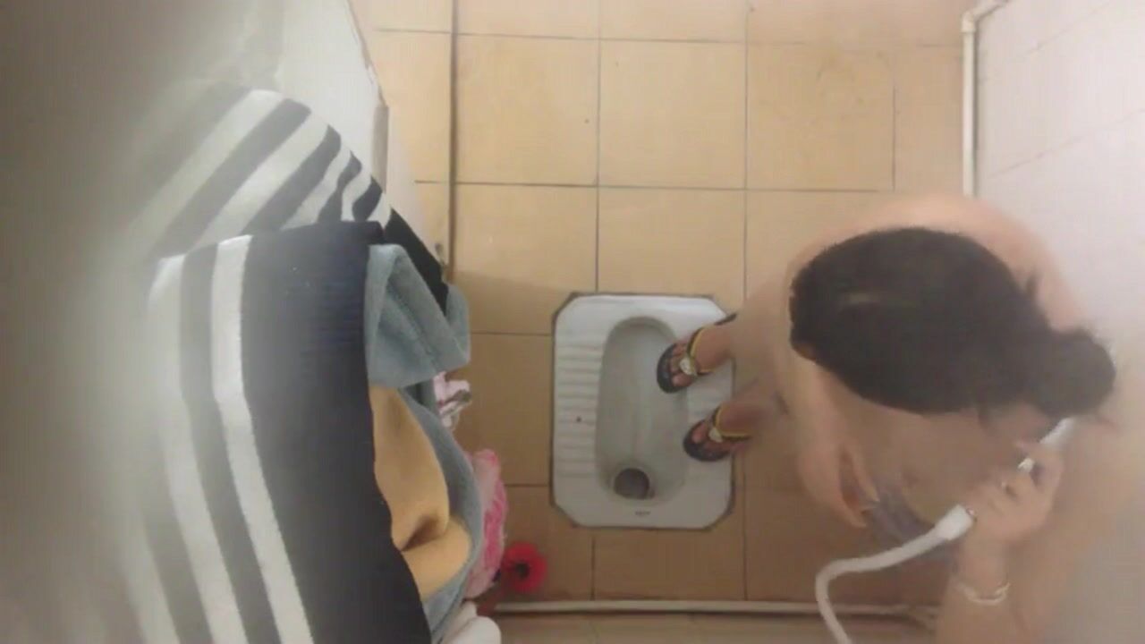房東浴室偷拍大胸女租客打工妹脫光光拉粑粑後一邊唱歌一邊洗澡