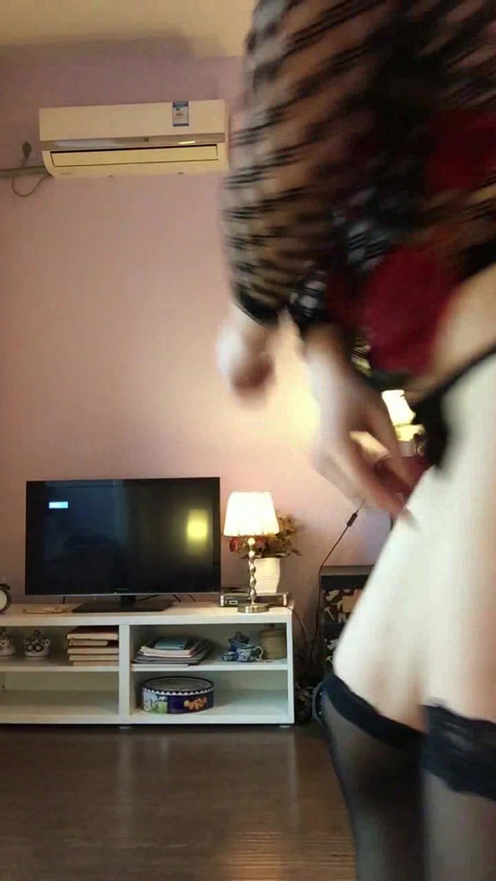 心態很潮的廣場舞熟女阿姨身材保養的還不錯居家穿著惹火情趣裝隨著音樂邊跳邊脫跳裸舞阿姨好騷無水印原版