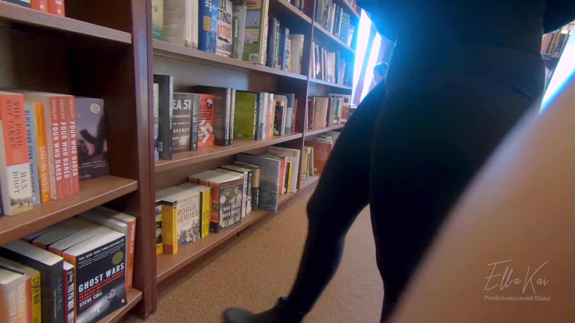 最新超火爆人氣網紅『EllaKai』大尺度戶外露出 寂靜圖書館淫蕩慾望 跪舔J8 無套騎乘超口爆 高畫質1080P原版