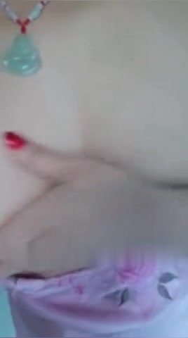 韻味熟婦人妻，自拍性感的身體誘惑勾引外地的老公，揉陰蒂沒多少秒鐘就來淫水啦，騷得不行啊準會偷人！