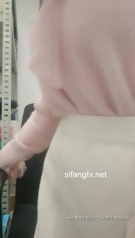 辦公室流出 蘿莉小姐姐【萌萌兒】上班跳蛋 廁所露大奶尿尿，身材極品美乳蜜桃臀誘惑