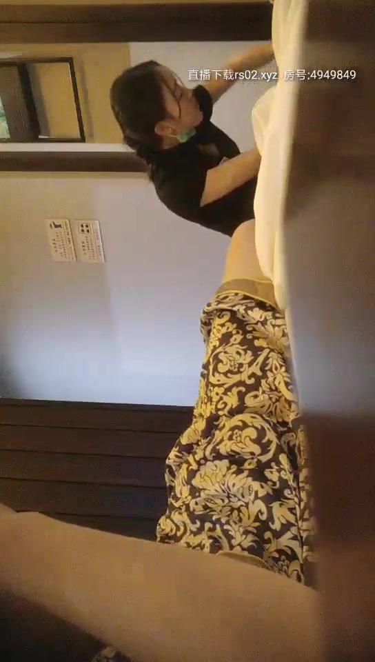 猥瑣男足療按摩加鍾打飛機，按完腳脫褲子要求擼管最後加鍾答應，很是誘惑喜歡不要錯過