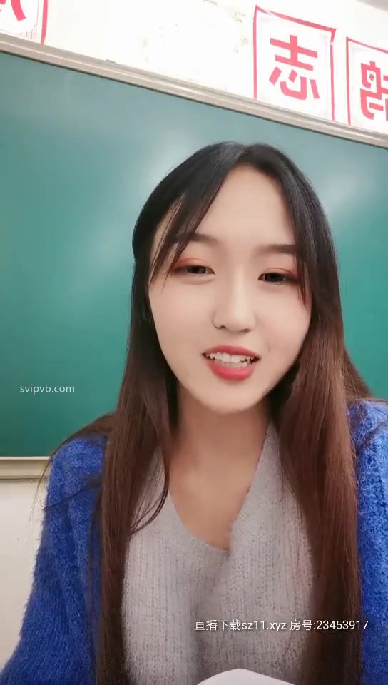 極品大學校花【身高176小學妹】，課堂上脫褲子露奶，緊張刺激差點被發現，回宿舍拉上蚊帳露出一線天鮑魚和粉嫩咪咪