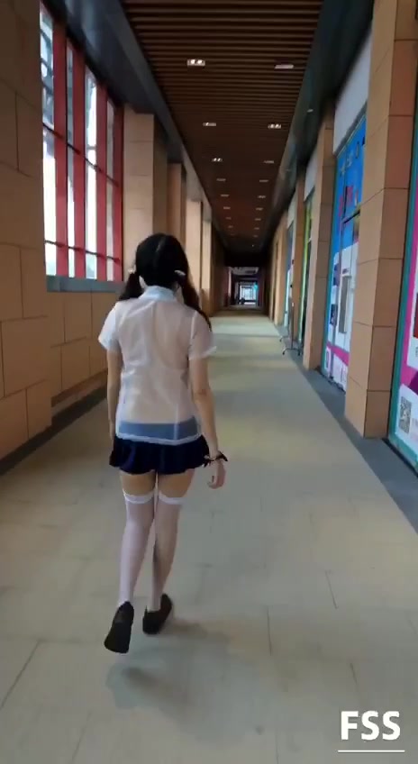 最近火爆推特露出網紅FSS『馮珊珊』露出任務在大街上迎著路人露出這膽也太大了