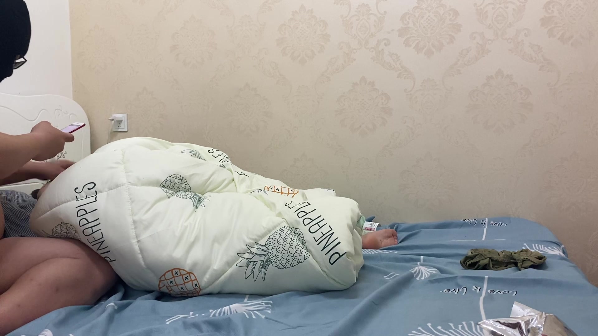 【原檔完整】週末無聊在家迷玩02年妹子準備肛交屁眼太小擴肛器槓開啟一點就肛裂了 掙扎 打呼 翻眼 肛裂，1080P