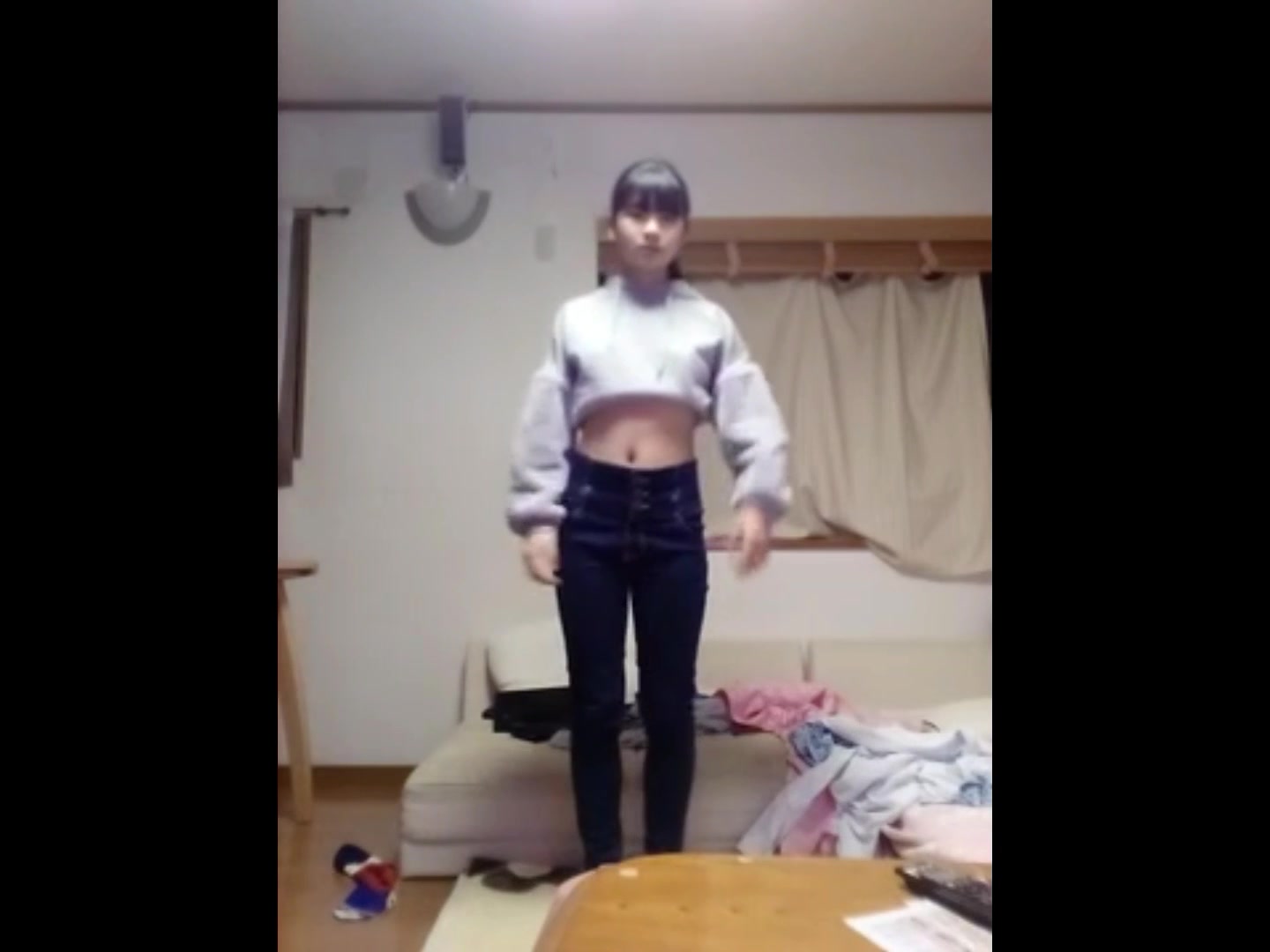 舞蹈學院小美女閨房放著音樂跳裸舞，雖然不懂欣賞但看得滋滋有味，很有動感的旋律節奏，累了就扣濕穴！