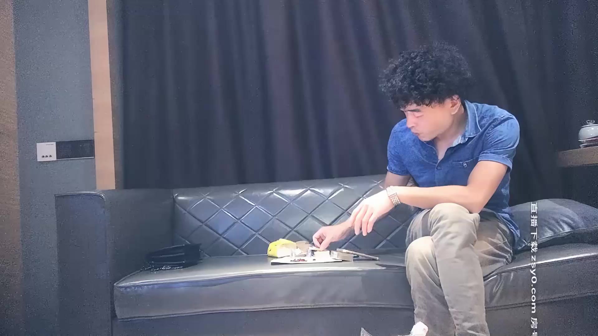 【91沈先生】4000約很漂亮的00後小美女，被老金的大雞巴直接懟哭了，還直接幹了兩炮，隔著螢幕都能感覺到疼，1080P修復版