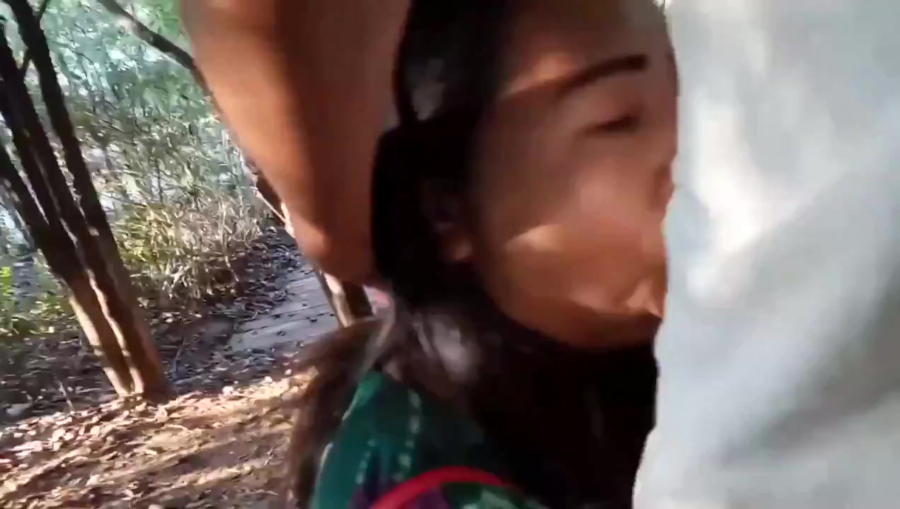 被美女阿姨拉著到山上，脫掉褲子就含住我的大雞巴 阿姨這口活不得不讚，真的是太爽了，仔細聽對白！